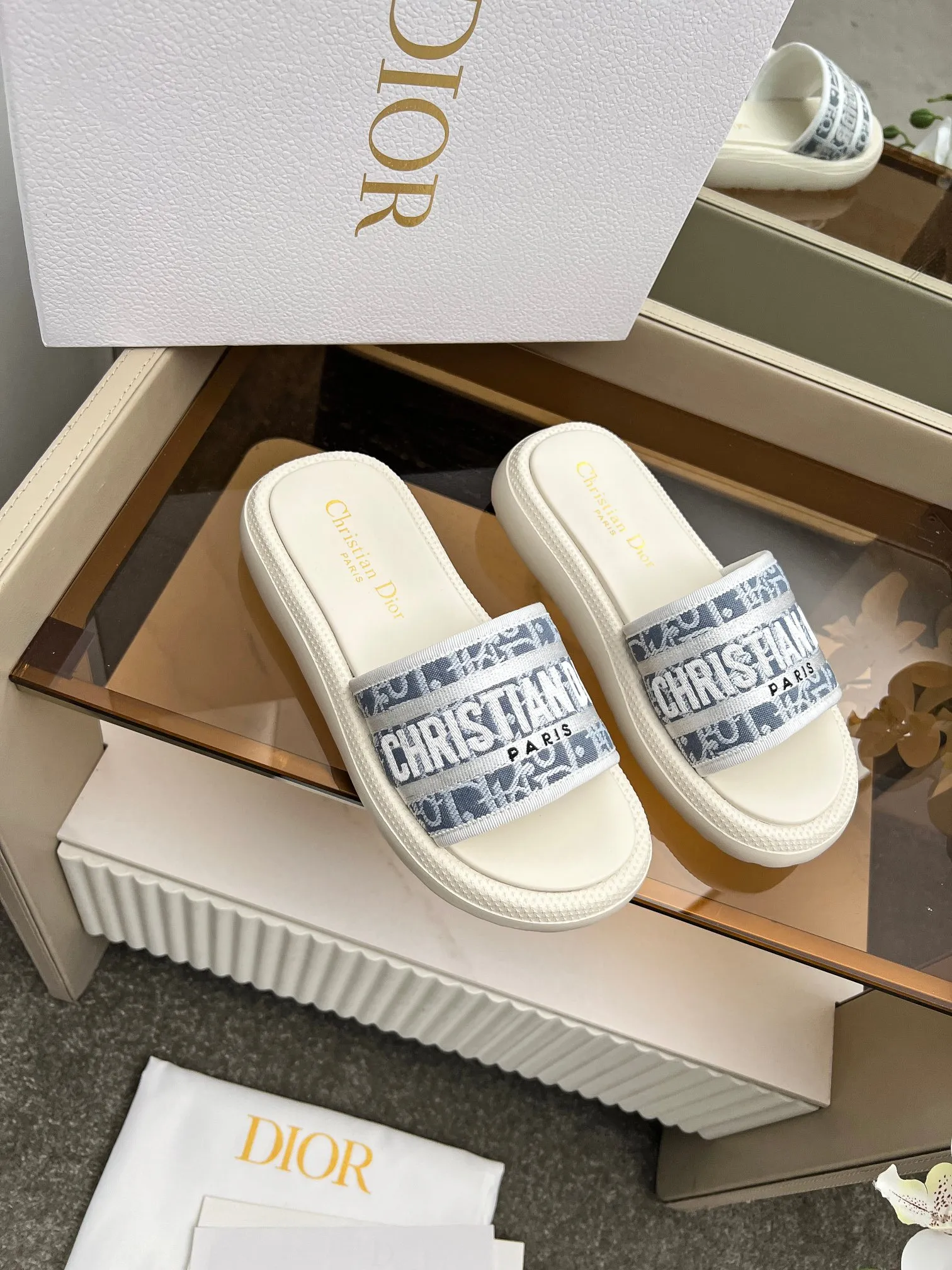 👟👟Ex-factory price 420👟👟 Dior high version slippers, 👏👏2025 new classic model 🔥Purchasing level qualityHigh-end thick-soled slippers in foreign countersHigh version with rust style💋———————————— Upper➕Inner: Original customized special electric embroidery material, Sole: Original mold 1.1 (lightweight) Bottom thickness: heel 5cm, forefoot 3cm, size 35-40 (with full set of packaging, cloth bag handbag, card instructions). You are welcome to place an order in advance, first come first served. Win-win cooperation.